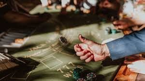 কার্ড টেবিলে তিন পত্তির নিয়ম বোঝার দৃশ্য